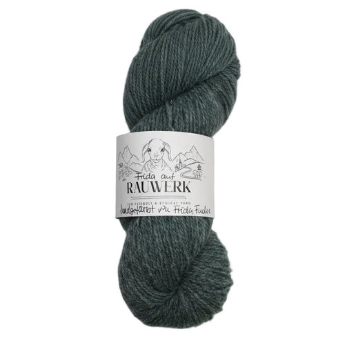Frida auf Rauwerk No2 - Aquamarin/Obsidian - handgefärbt - 100% Wolle, Merino, Sport, 300m/100g - Rauwerk by Claudia Freiß - Frau von Strick