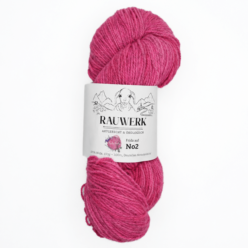 Frida auf Rauwerk No2- Pitaya/Quarz - handgefärbt - 100% Wolle, Merino, Sport, 300m/100g - Claudia Freiß - RAUWERK - Frau von Strick