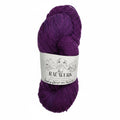 Frida auf Rauwerk No2 - Malve/Graphit - handgefärbt - 100% Wolle, Merino, Sport, 300m/100g - Rauwerk by Claudia Freiß - Frau von Strick