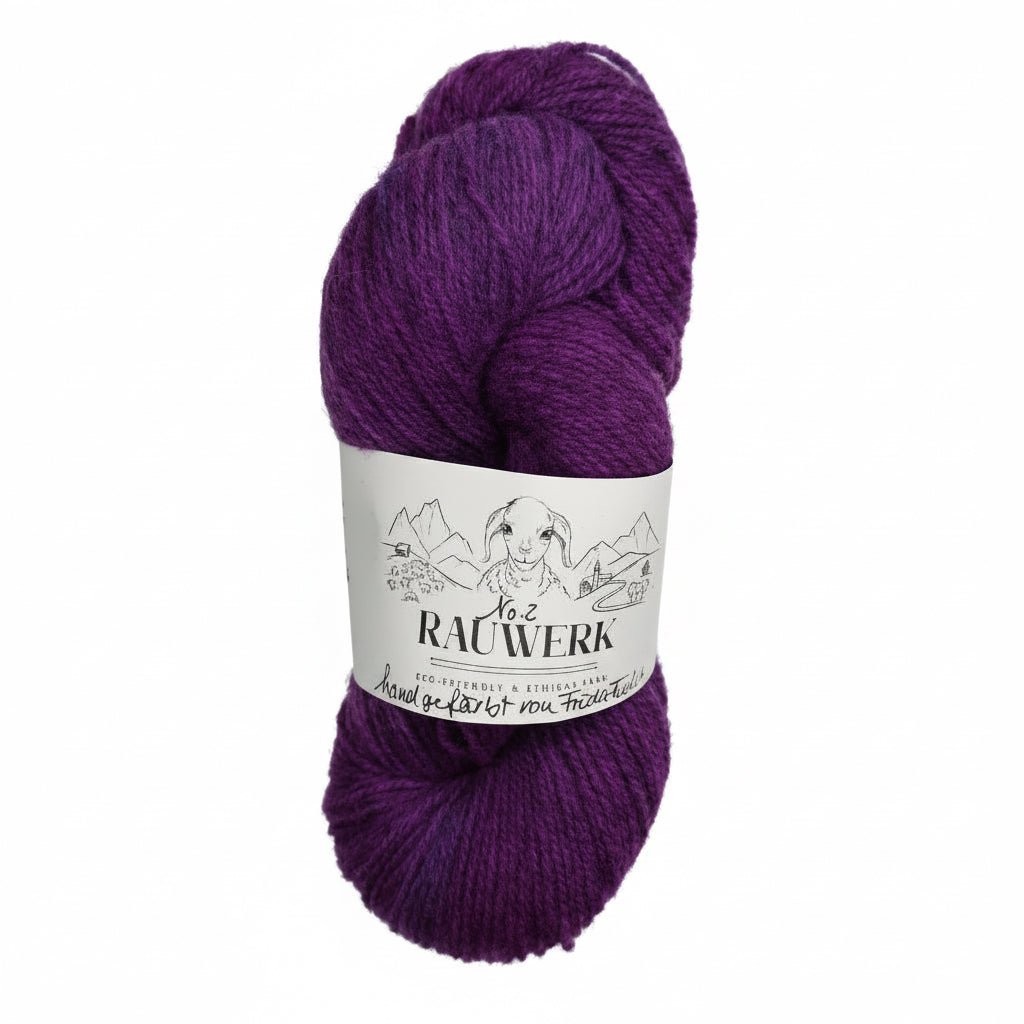 Frida auf Rauwerk No2 - Malve/Graphit - handgefärbt - 100% Wolle, Merino, Sport, 300m/100g - Rauwerk by Claudia Freiß - Frau von Strick