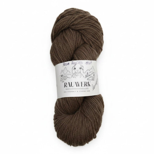 Frida auf Rauwerk No2 - Assam Pfeffer/Travertin - handgefärbt - 100% Wolle, Merino, Sport, 300m/100g - Rauwerk by Claudia Freiß - Frau von Strick