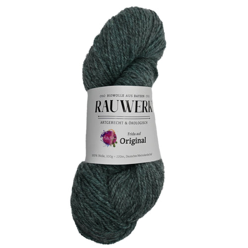 Frida auf Rauwerk Original - Olive/Travertin - 100% Wolle, Merino, DK, 220m/100g - Rauwerk by Claudia Freiß - Frau von Strick