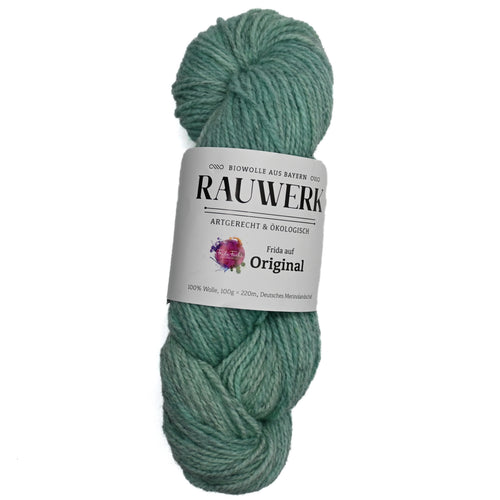 Frida auf Rauwerk Original - Aquamarin/Quarz - 100% Wolle, Merino, DK, 220m/100g - Claudia Freiß - RAUWERK - Frau von Strick